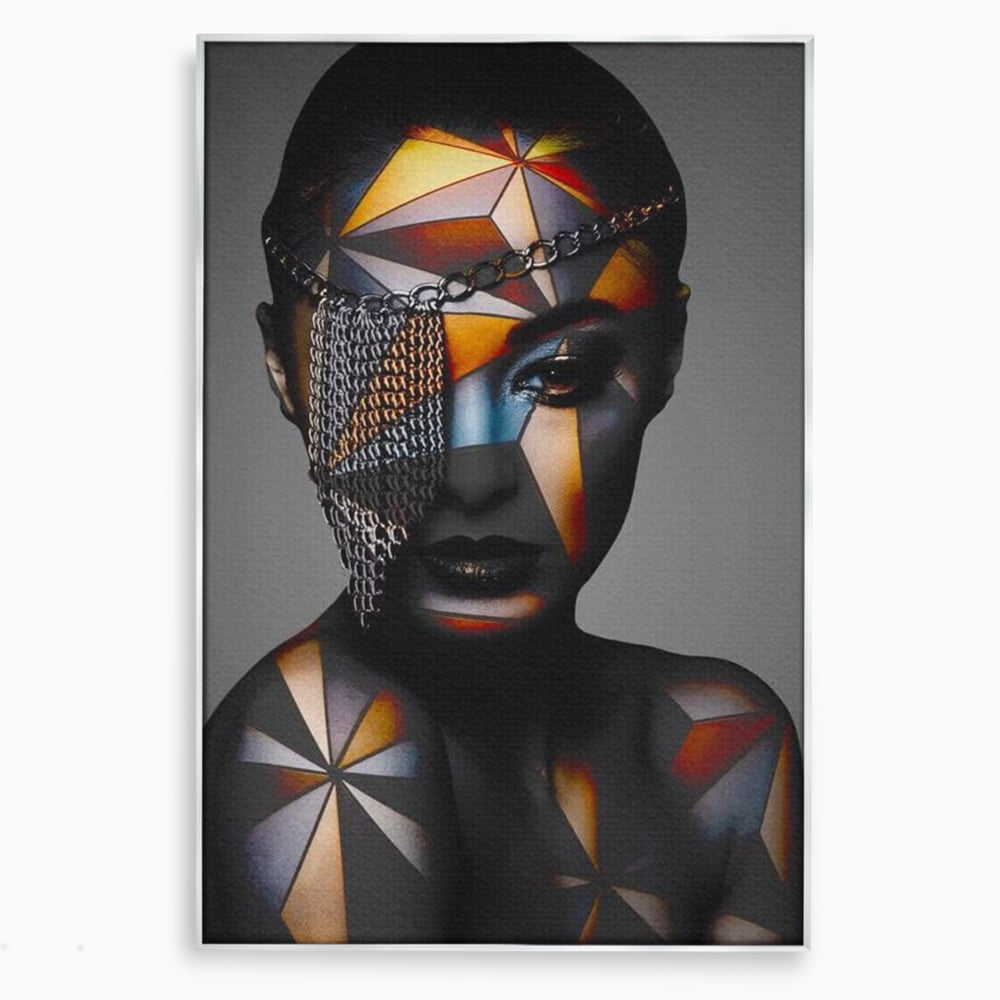 Tablou canvas cu tablou canvas cu portret feminin si lanturi, in rama de aluminiu argintiu
